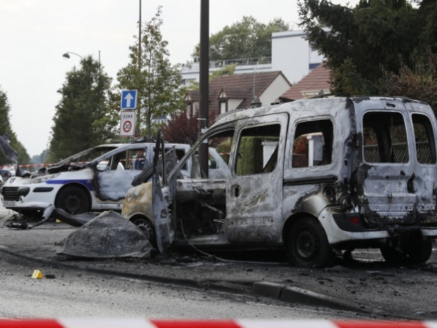 Pháp: 4 cảnh sát bị tấn công bằng bom xăng