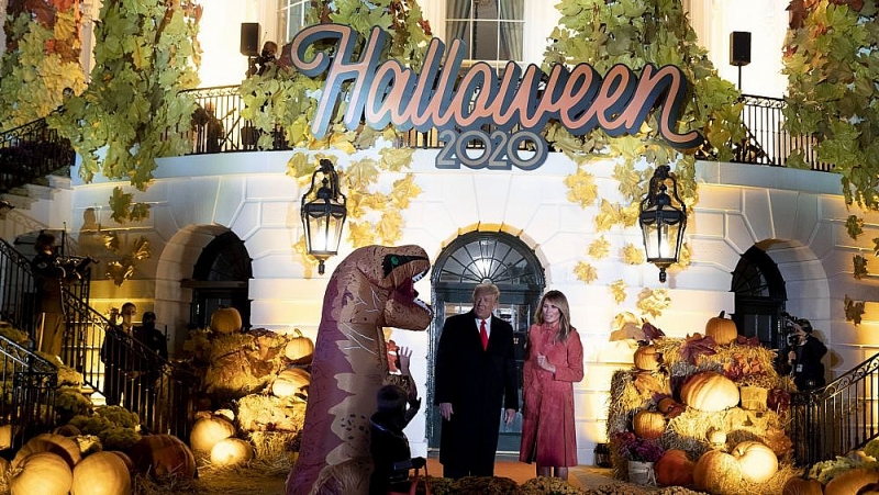 Tổng thống Trump và phu nhân tổ chức Halloween mùa Covid-19