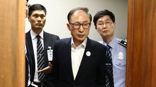 Nhận hối lộ, cựu Tổng thống Hàn Quốc Lee Myung-bak bị phạt 17 năm tù