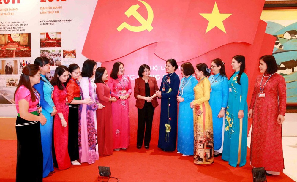 các nữ đại biểu dự Đại hội XIII của Đảng. (Nguồn: TTXVN)