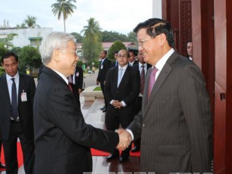 Tổng Bí thư hội kiến Thủ tướng Lào Thongloun Sisoulith