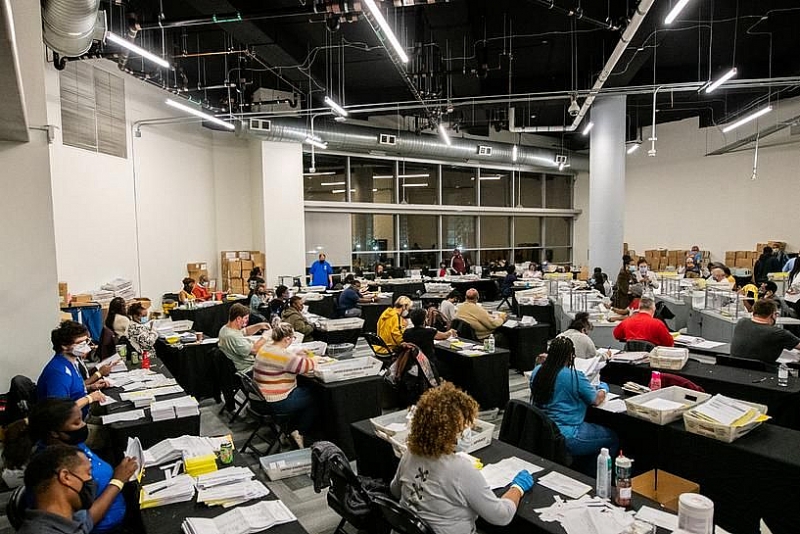 Nhân viên tiến hành kiểm phiếu ở Atlanta, Georgia, ngày 4/11. (Nguồn: Reuters). Kết quả bầu cử Mỹ 2020: Kiểm phiếu lại, ông Trump 'được ăn cả, ngã càng đau'?