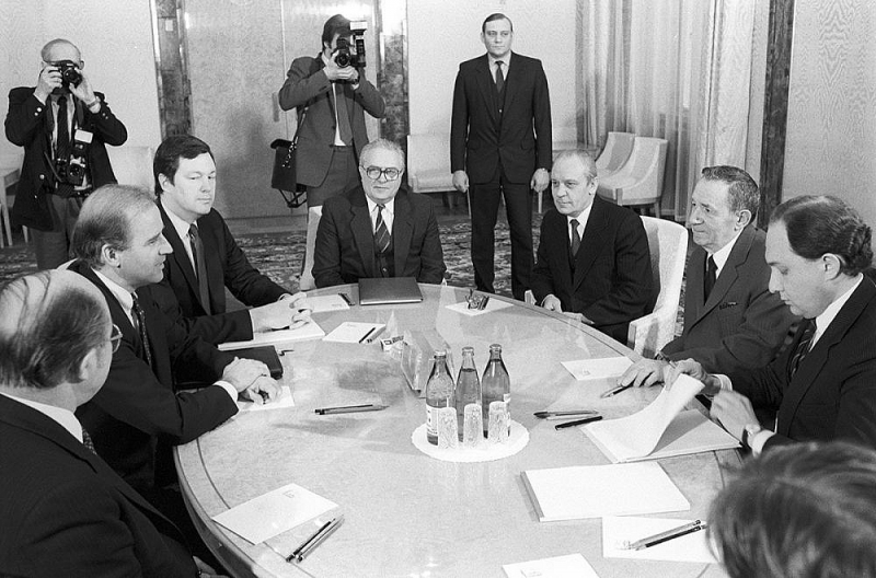 Ông Joe Biden (thứ hai từ trái sang) trong cuộc đàm phán tại Điện Kremlin năm 1988. (Nguồn: Sputnik)