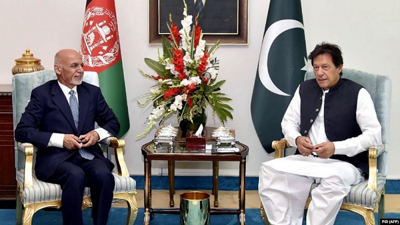 Tổng thống Afghanistan Ashraf Ghani (trái) gặp Thủ tướng Pakistan Imran Khan tại Islamabad vào tháng 6/2019. (Nguồn: AFP)