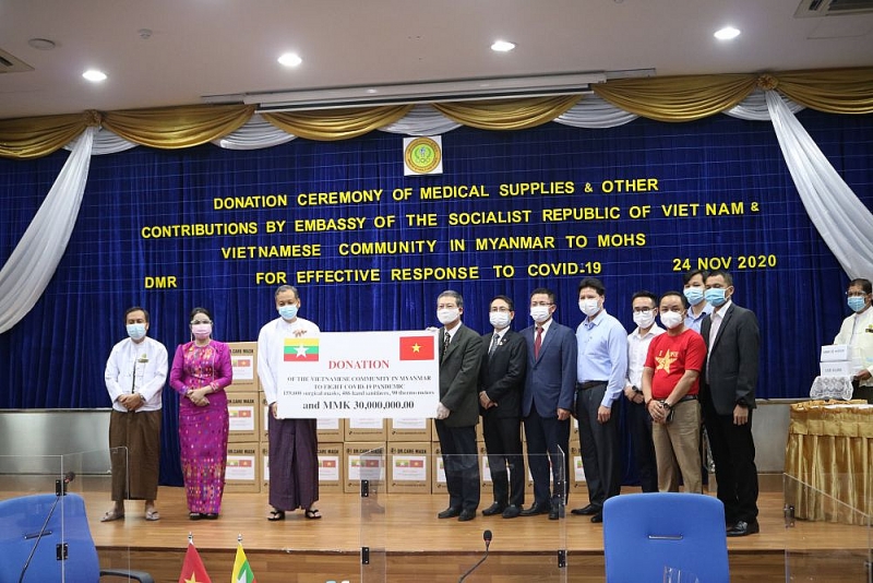 Ngày 24/11, ĐSQ Việt Nam tại Myanmar đã tổ chức lễ trao tặng vật tư y tế lần thứ 3 cho Chính phủ và nhân dân Myanmar chống đại dịch Covid-19. (Nguồn: ĐSQ VN tại Myanmar)