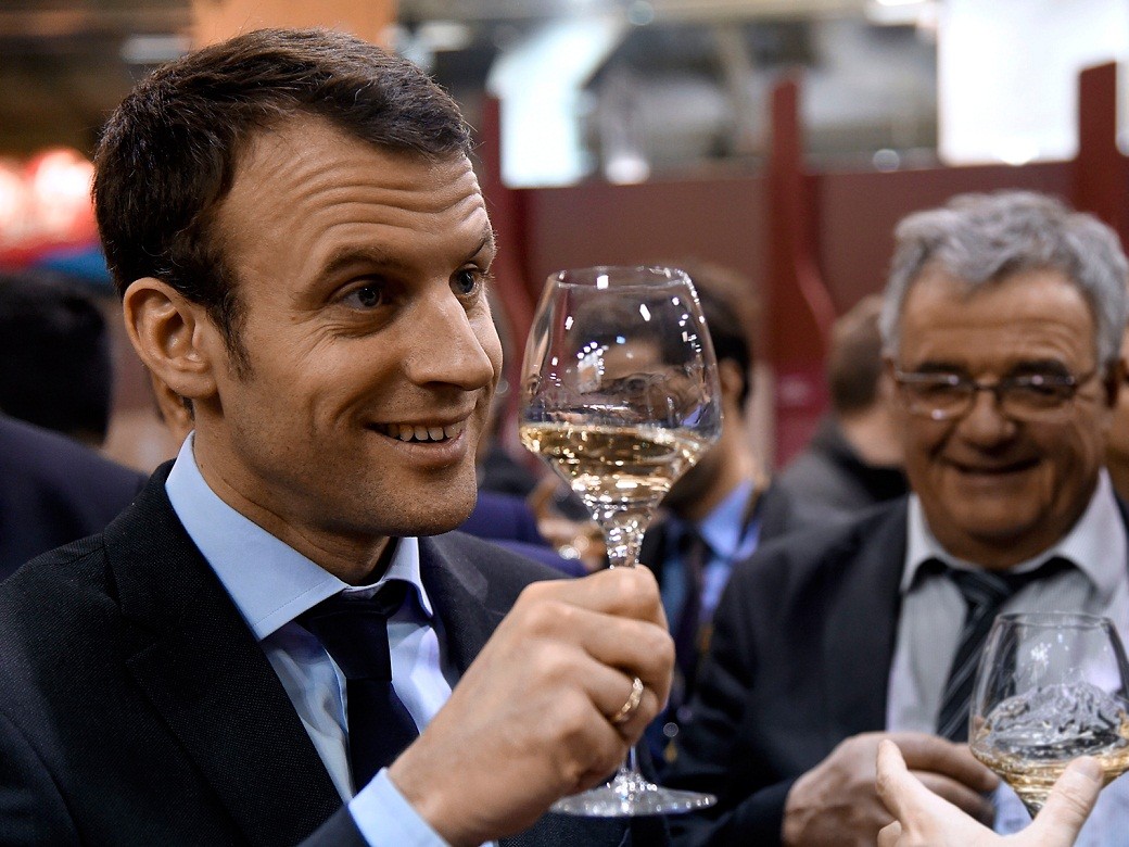 Tổng thống Pháp Emmanuel Macron thưởng thức rượu vang trắng. (Nguồn: Getty)