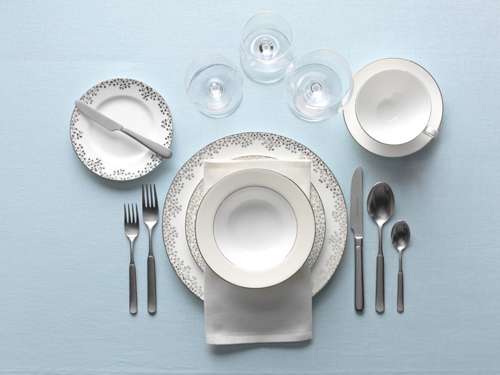 Trên bàn tiệc có nhiều loại đĩa ăn thì phải sử dụng sao cho đúng cách?