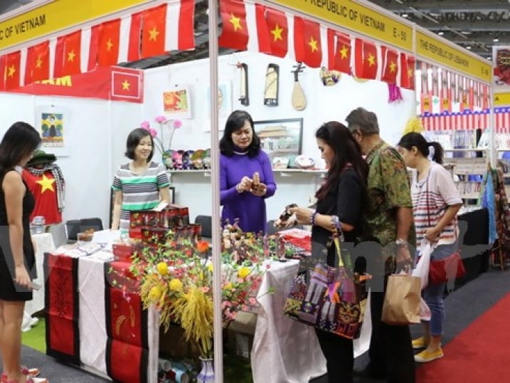 Gian hàng Việt Nam hút khách tại Hội chợ từ thiện ở Indonesia