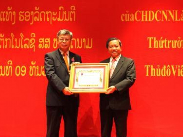 Lào trao Huân chương Itsala cho Thứ trưởng Bộ KHCN Việt Nam