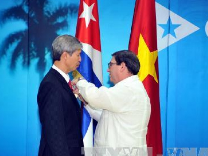 Cuba trao tặng Huy chương Hữu nghị cho Đại sứ Việt Nam