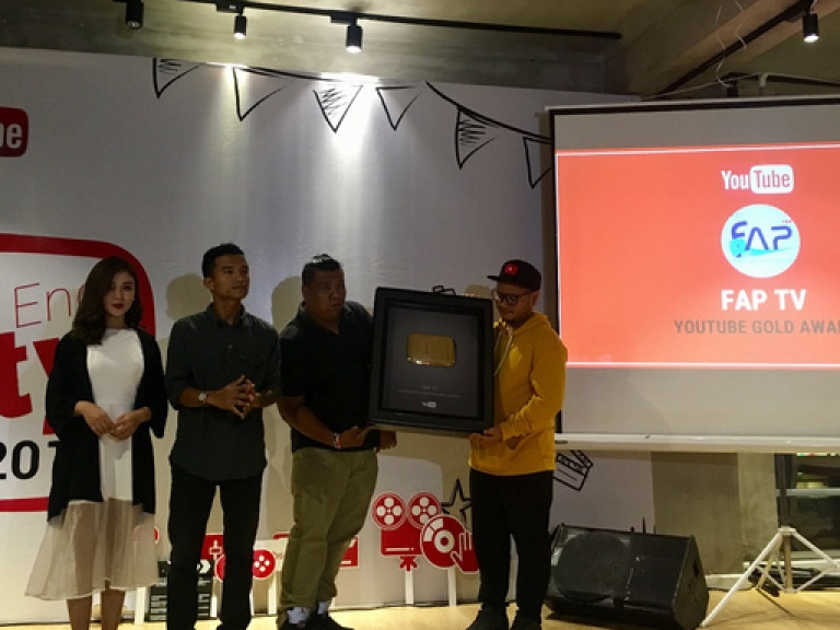 Các nhà sáng tạo Việt Nam nhận "Nút Play Vàng và Bạc" từ YouTube