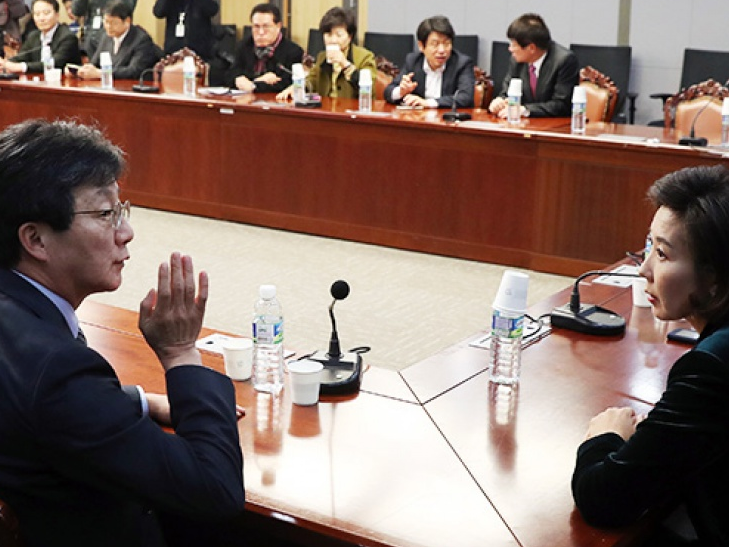 Đảng cầm quyền Hàn Quốc chia rẽ vì bê bối chính trị