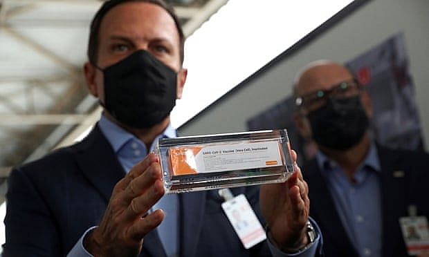Thống đốc bang São Paulo (Brazil) João Doria đón nhận lô vaccine SinoVac đầu tiên từ Trung Quốc. (Nguồn: Reuters.)
