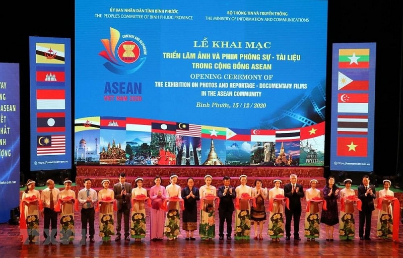 Lãnh đạo Bộ Thông tin và Truyền thông, UBND tỉnh Bình Phước và đại diện cơ quan ngoại giao các nước ASEAN thực hiện nghi thức cắt băng khai mạc triển lãm ảnh và phim phóng sự tài liệu về Cộng đồng ASEAN. (Nguồn: TTXVN)