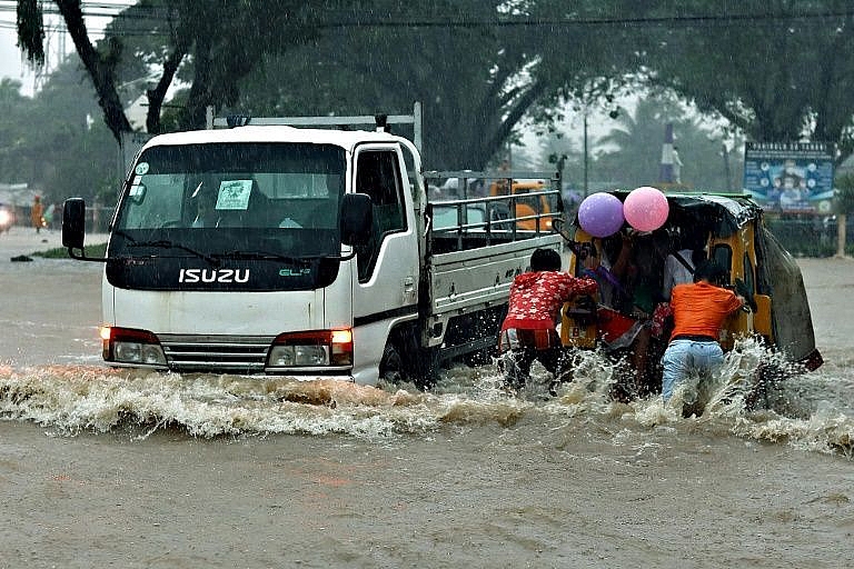 Bão kéo theo mưa lớn đã khiến nhiều làng mạc bị ngập lụt và phá hủy nhiều nhà cửa ở khu vực trên của Philippines trong những ngày gần đây. (Nguồn: AFP)