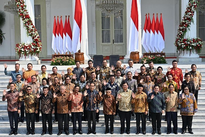 Tổng thống Indonesia Joko Widodo và các bộ trưởng. thứ trưởng vừa nhậm chức. (Nguồn: AFP)