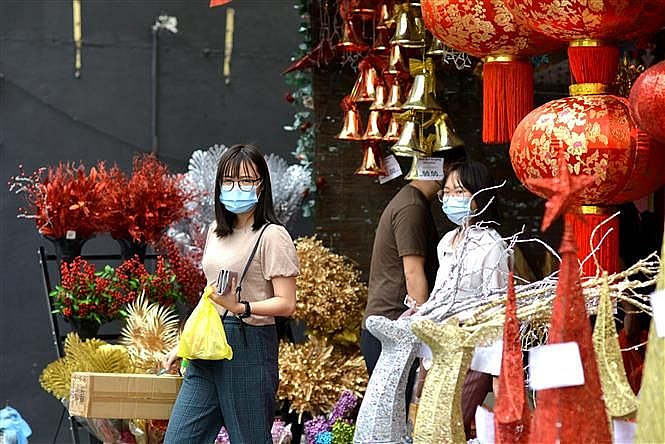 Người dân đeo khẩu trang phòng lây nhiễm COVID-19 tại Kuala Lumpur, Malaysia, ngày 22/12. (Nguồn: THX)