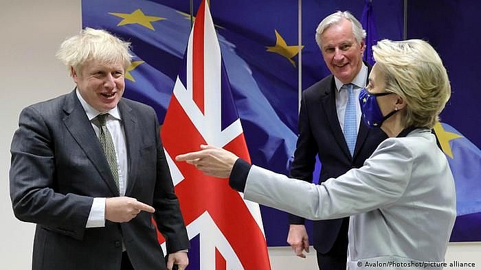 Thủ tướng Anh Boris Johnson và Chủ tịch Ủy ban châu Âu Ursula von der Leyen công bố thỏa thuận thương mại Brexit ngày 24/12. (Nguồn: Getty Images)