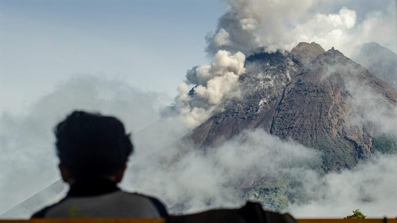 Indonesia: Núi lửa Semeru phun trào gây cột khói khổng lồ, hàng nghìn dân sơ tán khẩn cấp