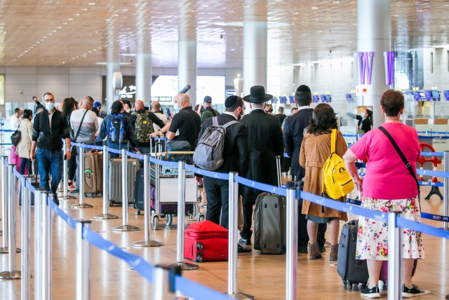 Hành khách tại sảnh khởi hành tại Sân bay Ben Gurion, Tel Aviv, Israel vào ngày 14/12/2020. (Nguồn: FLASH90)