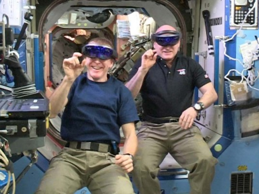 Phi hành gia trạm ISS thử nghiệm kính HoloLens trong không gian