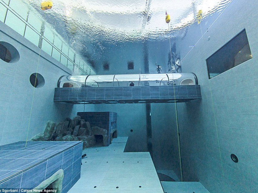 Bể bơi nước ấm sâu nhất thế giới