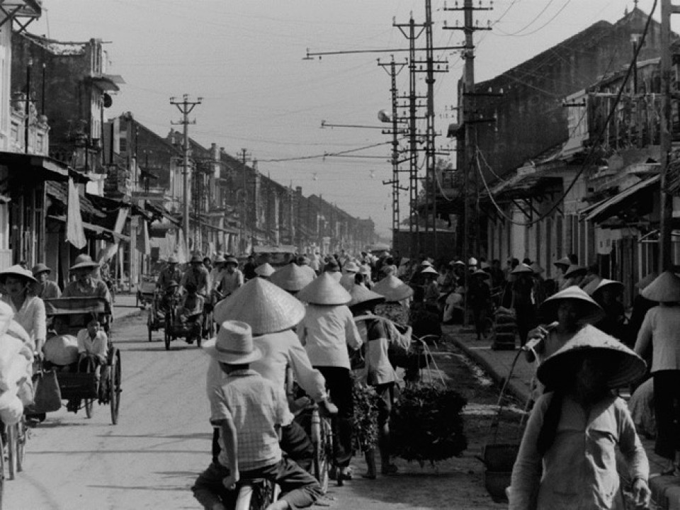 ha noi dau thap nien 1980 qua ong kinh cua nha ngoai giao anh