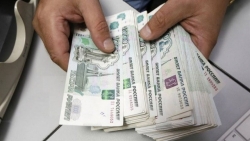 Nga cấm chuyển quá 10.000 USD ra nước ngoài, đồng Ruble tiếp tục lao dốc