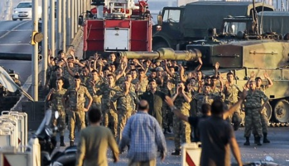 Thổ Nhĩ Kỳ phát lệnh truy nã hàng trăm thành viên quân đội