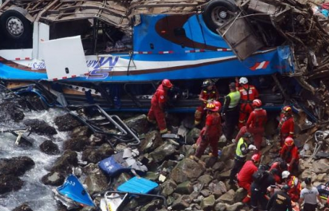 Peru: Xe bus rơi xuống vực, gần 40 người thiệt mạng