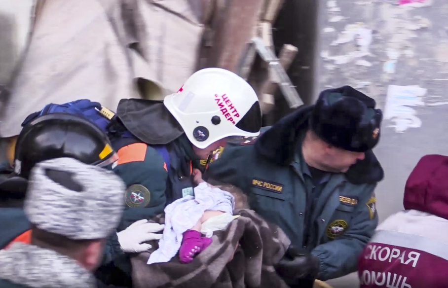 Nga: Bé trai 10 tháng tuổi sống sót dưới thời tiết -27 độ C sau vụ nổ sập chung cư