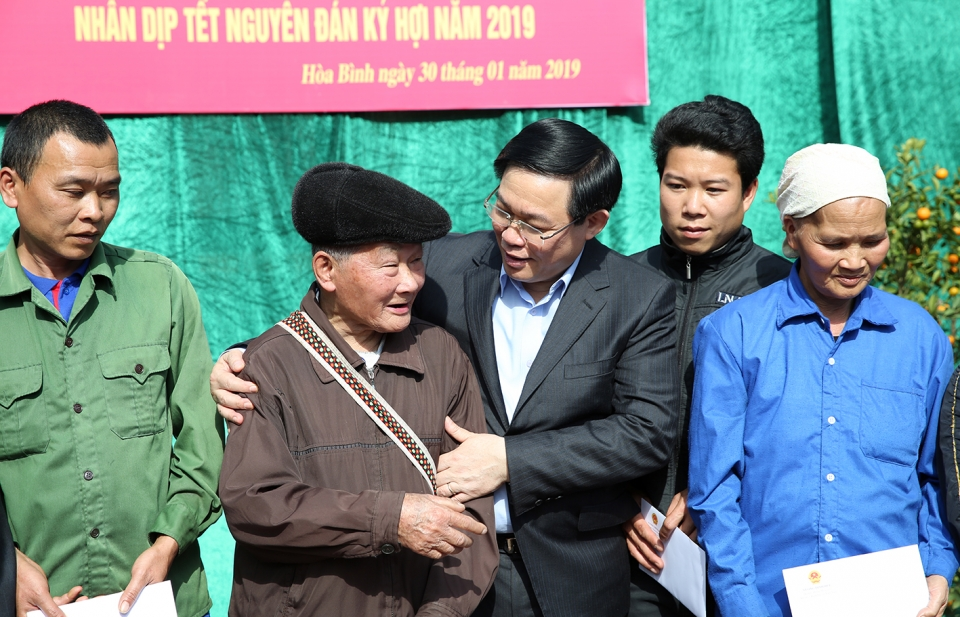Phó Thủ tướng Vương Đình Huệ tặng quà người nghèo tỉnh Hòa Bình