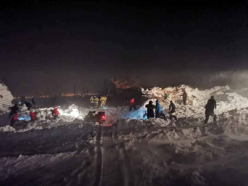 Lực lượng cứu hộ làm việc tại hiện trường vụ lở tuyết ngày 9/1 tại vùng Bắc Cực của Nga. (Nguồn: Reuters)