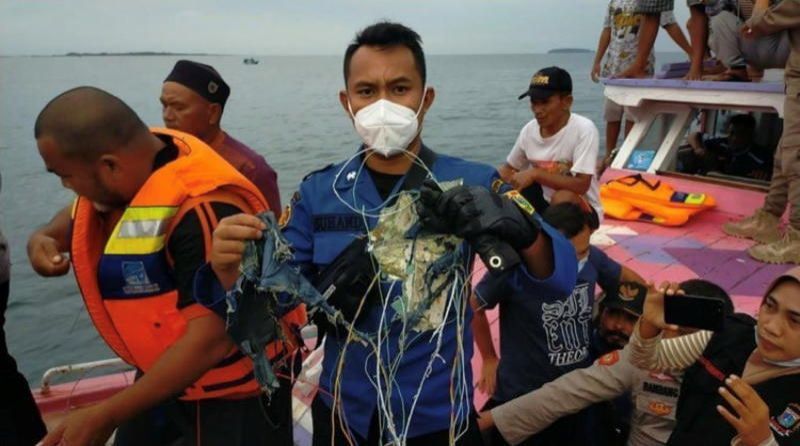 Các mảnh vỡ được cho là của máy bay Indonesia gặp nạn chiều 9/1. (Nguồn: Reuters)