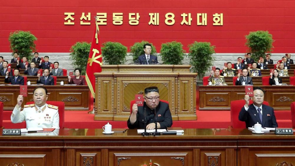 Nhà lãnh đạo Triều Tiên Kim Jong-un tại Đại hội đảng Lao động Triều Tiên lần thứ VIII được tổ chức tại Bình Nhưỡng, ngày 8/1. Phát biểu tại sự kiện, ông Kim nhận định quan hệ liên Triều bên bờ vực thảm họa với những viễn cảnh về sự tái thống nhất hiện nay còn mờ mịt hơn trước Hội nghị Thượng đỉnh lịch sử năm 2018. (Nguồn: KCNA)