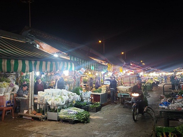 Dịch Covid-19 ở Hà Nội: Hình ảnh chợ hoa Tết Quảng Bá vắng chưa từng có