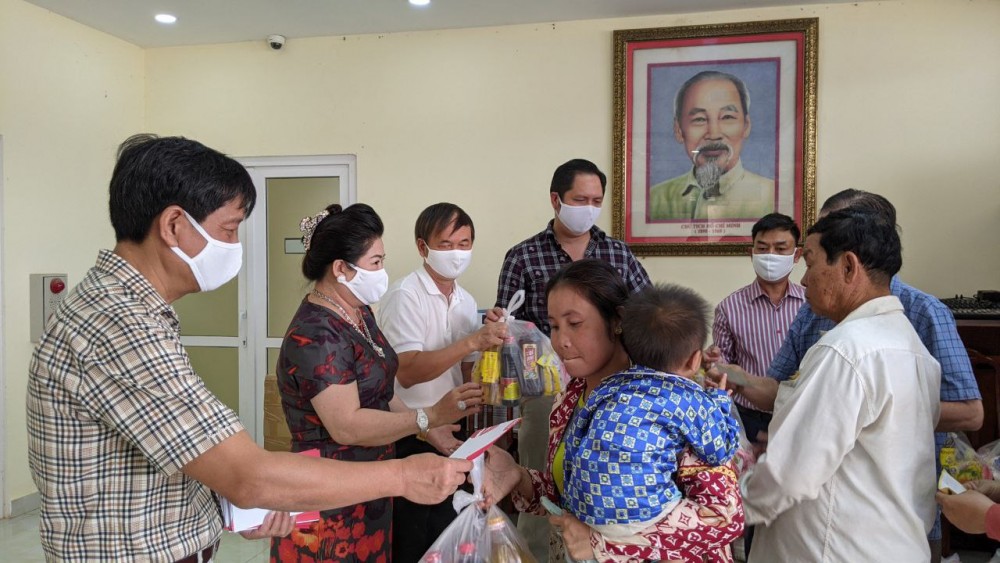 Tổng Lãnh sự quán Việt Nam tại tỉnh Preah Sihanouk, Ấn Độ tặng quà cho bà con gốc Việt đón Tết Tân Sửu 2021