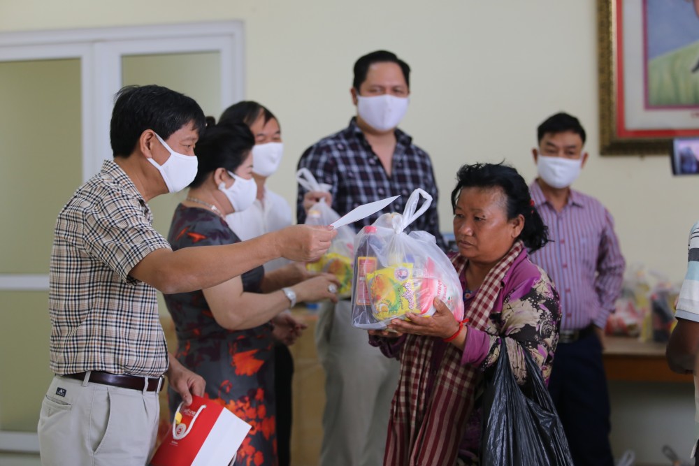 Tổng Lãnh sự quán Việt Nam tại tỉnh Preah Sihanouk, Campuchia tặng quà cho bà con gốc Việt đón Tết Tân Sửu 2021