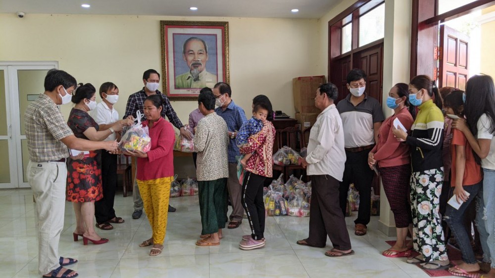 Tổng Lãnh sự quán Việt Nam tại tỉnh Preah Sihanouk, Ấn Độ tặng quà cho bà con gốc Việt đón Tết Tân Sửu 2021