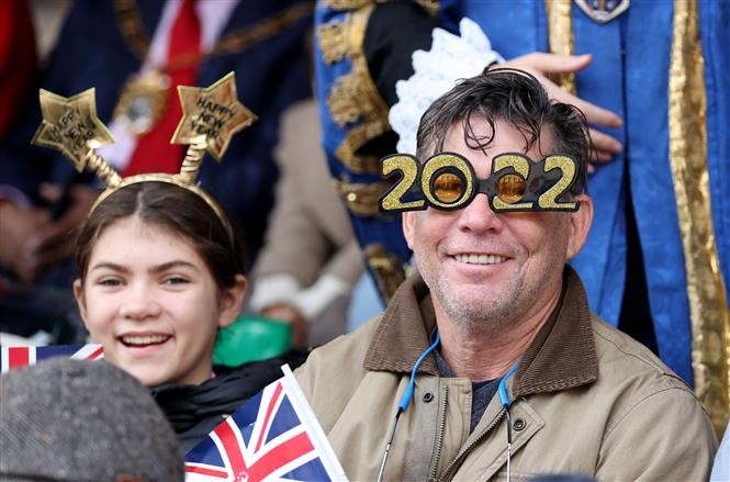 Người dân cổ vũ đoàn diễu hành mừng Năm mới tại thủ đô London, Anh. (Nguồn: THX)