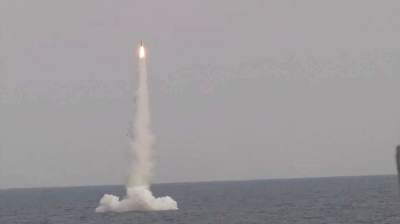 Tên lửa hành trình Kalibr được phóng từ tàu ngầm Nga Petropavlovsk-Kamchatsky thuộc Hạm đội Thái Bình Dương trong cuộc thử nghiệm ở vùng biển Nhật Bản, ngày 21/12/2021. (Nguồn: Reuters)