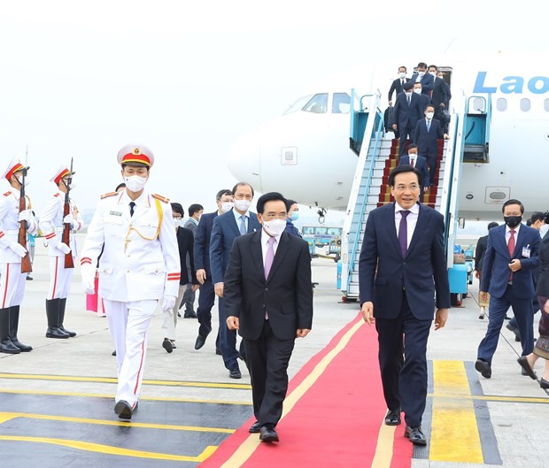 Lễ đón Thủ tướng Lào Phankham Viphavanh tại sân bay quốc tế Nội Bài, Hà Nội. (Ảnh: Văn Điệp/TTXVN)