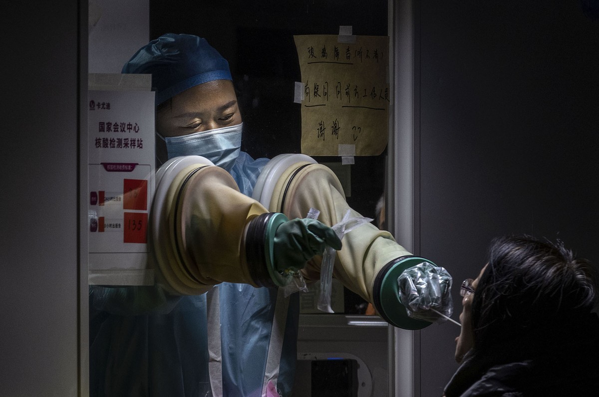 Nhân viên y tế lấy mẫu xét nghiệm Covid-19 cho người dân tại một điểm xét nghiệm tư nhân ở Bắc Kinh, Trung Quốc, ngày 13/1. (Nguồn: Getty)