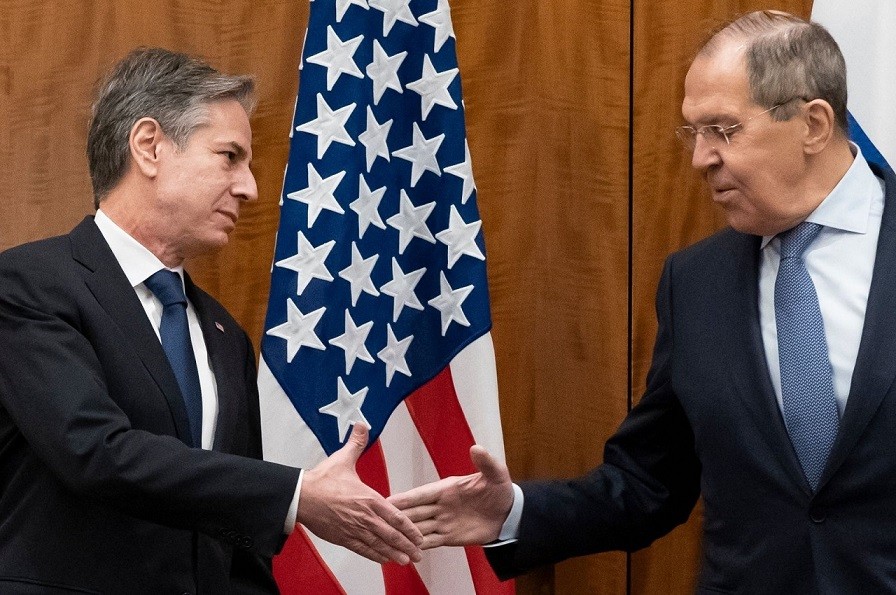 Ngoại trưởng Nga Lavrov (phải) và người đồng cấp Mỹ Antony Blinken trong cuộc hội đàm tại Geneva, Thụy Sỹ, ngày 21/1. Cuộc hội đàm đã kết thúc mà không có đột phá nào trong việc thiết lập các bảo đảm an ninh có sự ràng buộc về mặt pháp lý giữa Nga và phươ