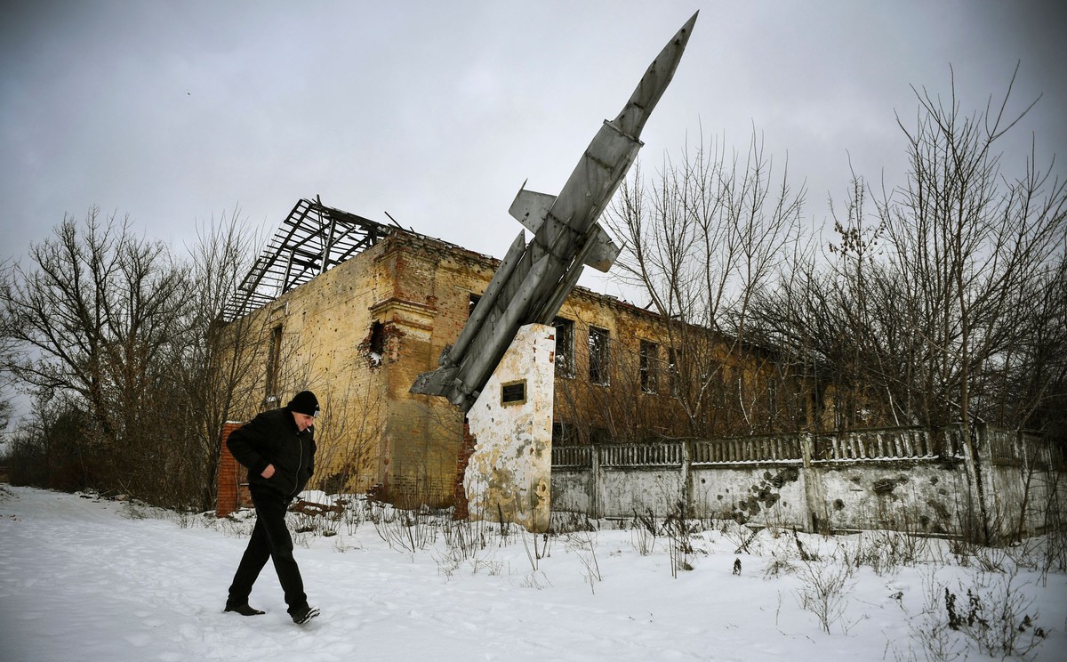 Ảnh ấn tượng tuần (17-23/1): Quan hệ Nga-Ukraine tăng nhiệt, căn cứ quân sự bị phá hủy ở Donetsk, Washington-Moscow ‘già néo’, liệu có ‘đứt dây’?