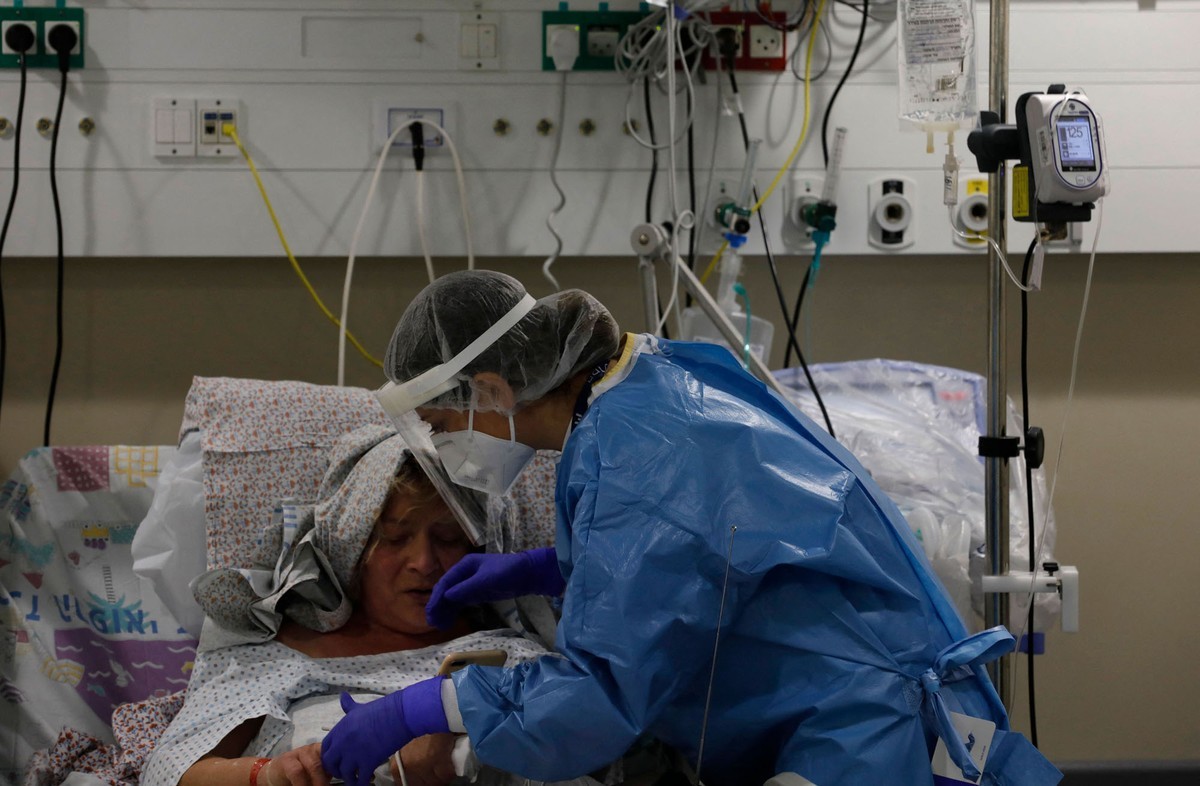 Nhân viên y tế chăm sóc bệnh nhân mắc Covid-19 tại Trung tâm Y tế Ziv ở thành phố Safed, miền Bắc Israel, ngày 16/1. (Nguồn: Getty)