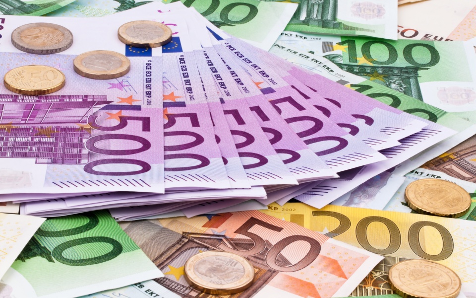 Euro giảm sốc, lần đầu xuống ngưỡng gần bằng USD, nguyên nhân vì đâu?