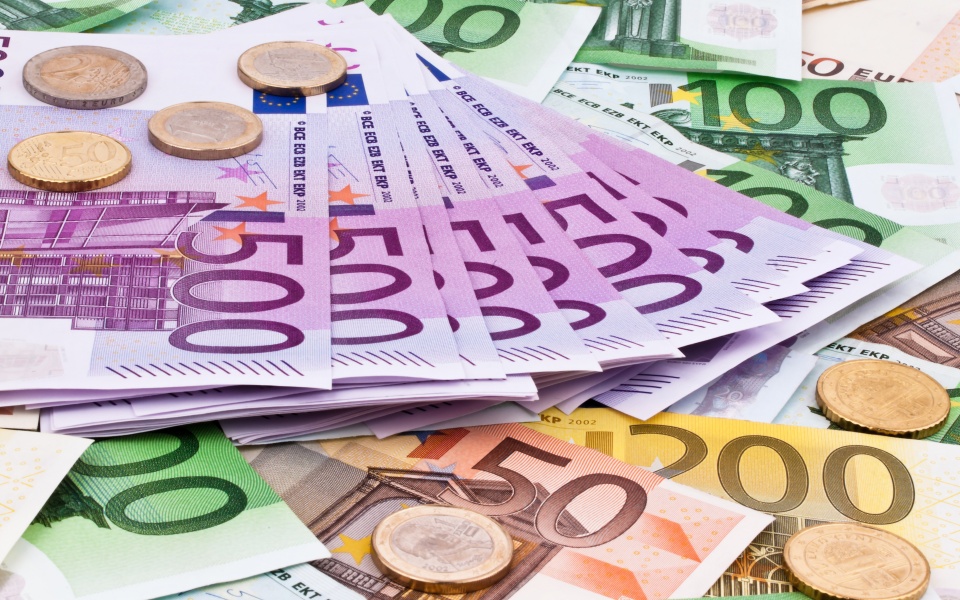 Nhà đầu tư bán tháo USD, đồng EUR đứng trước 'cơ hội vàng' để vươn lên