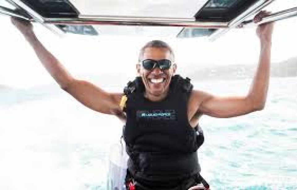 Ông Obama lướt sóng “ngầu” như trai trẻ