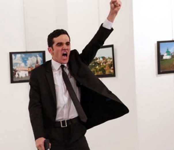Ảnh kẻ giết đại sứ Nga đoạt giải World Press Photo 2017